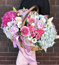 Цветочная композиция из Розы, Хризантемы, Пионы и Лизиантусы в корзине в Коробчеево